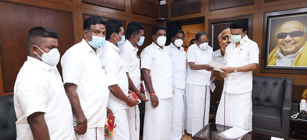 தி.மு.கவில் இணைந்த கரூர், புதுக்கோட்டை மாவட்ட அ.தி.மு.க, தே.மு.தி.க நிர்வாகிகள்!