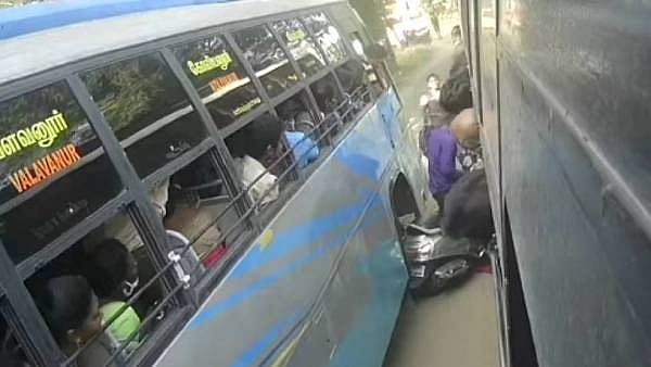 கைக்குழந்தையுடன் பேருந்துகளுக்கு இடையே சிக்கி உயிர்தப்பிய தம்பதி... பதைபதைக்க வைக்கும் CCTV காட்சி!