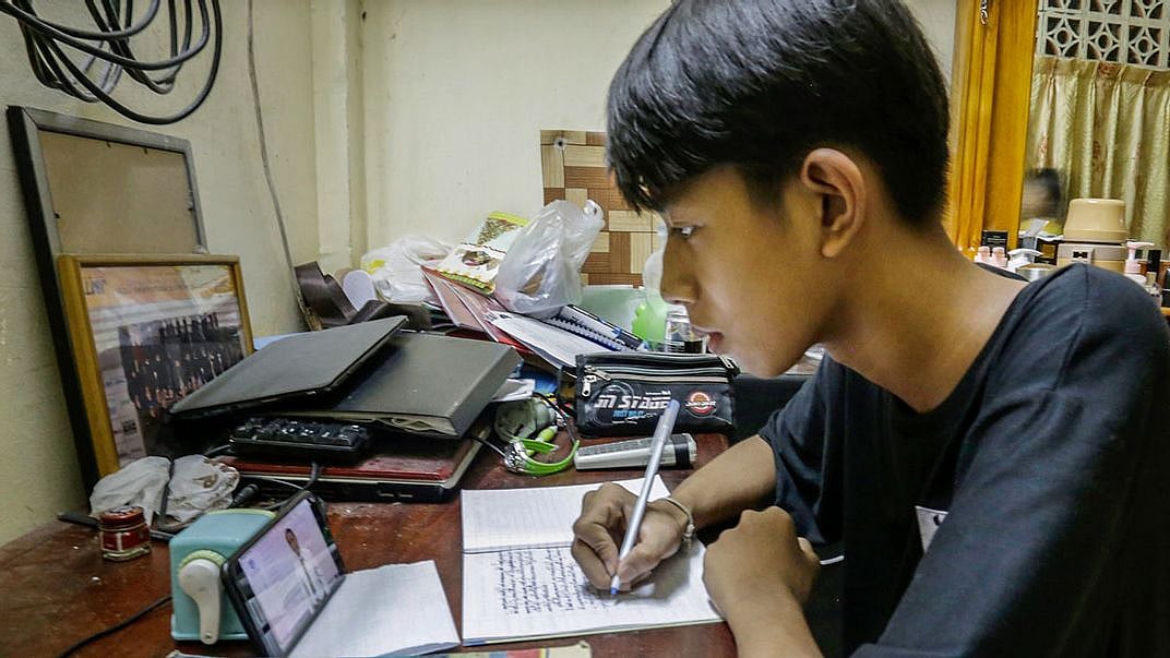 ஆன்லைன் வகுப்பின்போது வெடித்த செல்போன்... மாணவனுக்கு நேர்ந்த விபரீதம்!