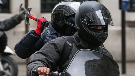 “56 இடங்களில் 80 கடைகளின் பூட்டை உடைத்து கைவரிசை” : பிரபல ஹெல்மெட் கொள்ளையன் போலிஸிடம் சிக்கியது எப்படி?