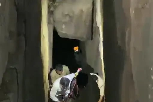 செல்ஃபி எடுக்கும்போது 140 அடி பள்ளத்தில் விழுந்த வாலிபர்.. திக்திக் நிமிடங்கள்- மீட்க உதவிய Live Location