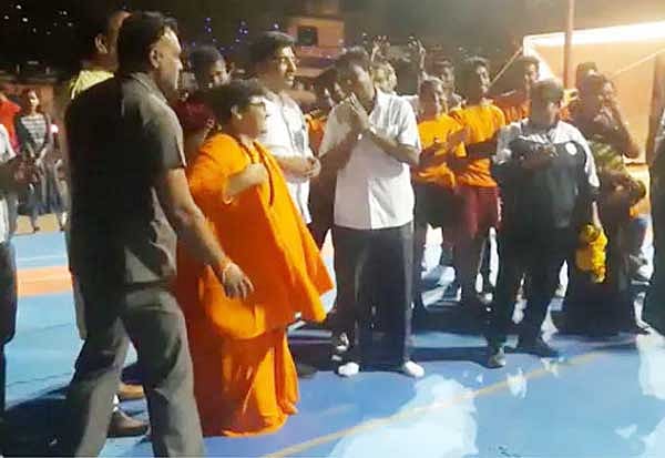 டான்ஸ், கபடி என ஆட்டம் போடும் பிரக்யா சிங்.. தண்டுவடம் பாதிக்கப்பட்டதாக நீதிமன்றத்தை ஏமாற்றியதாக சர்ச்சை!