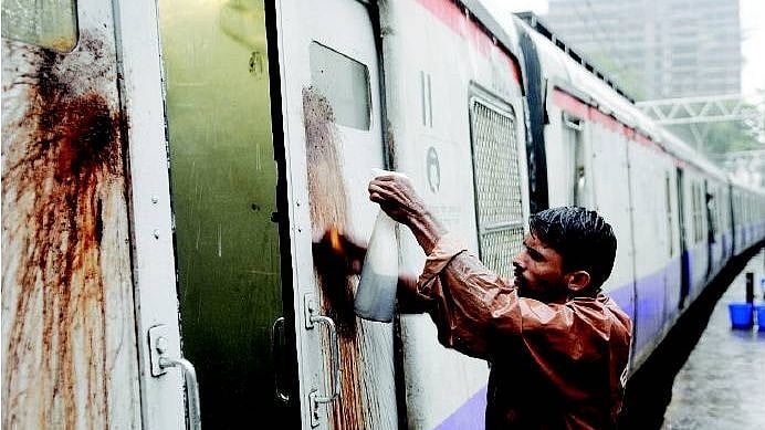 “ரயிலில் பான்பராக் போட்டு துப்பும் வட இந்தியர்கள்” : கழுவுவதற்கு ரயில்வேக்கு 1200 கோடி செலவு !