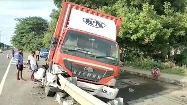 டீசலை பாத்திரங்களில் பிடித்துச் சென்ற மக்கள் : நடுரோட்டில் நடந்தது என்ன?