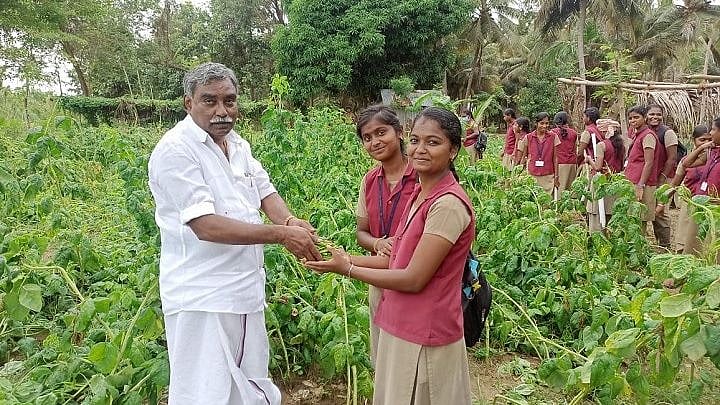 வேளாண் கல்லூரி மாணவிகளுக்கு இயற்கை விவசாயம் குறித்து பாடம் எடுத்த தி.மு.க MLA... குவியும் பாராட்டு!