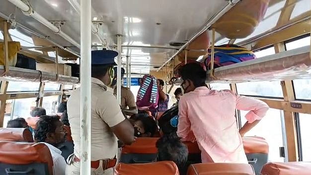 “கல்லூரி மாணவர்களை பயன்படுத்தி கஞ்சா கடத்தல்” : அரசு பேருந்தில் கடத்திவரப்பட்ட 2 கிலோ கஞ்சா பறிமுதல் !