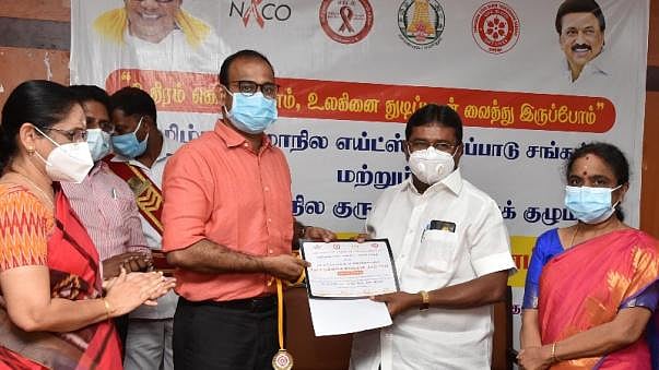 தி.மு.க முன்னாள் எம்.எல்.ஏவை பாராட்டி கவுரவித்த மாவட்ட ஆட்சியர்... காரணம் என்ன?