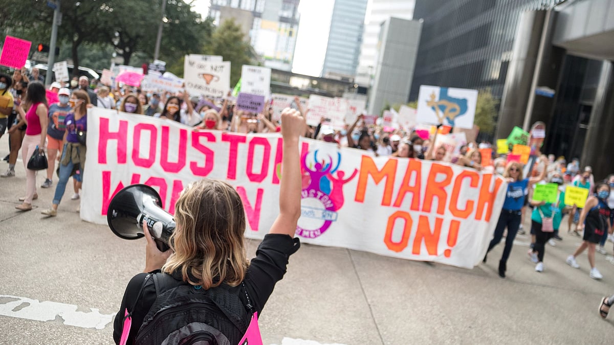 கருக்கலைப்புக்கு எதிராக தீர்ப்பு வழங்கிய நீதிமன்றம்.. வீதியில் இறங்கிய அமெரிக்க பெண்கள் - என்ன காரணம்?