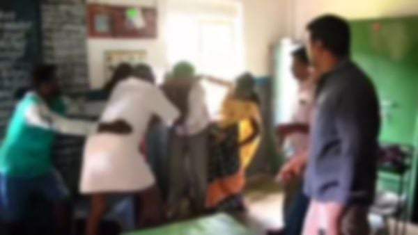 பள்ளி மாணவிகளிடம் முதலிரவு குறித்து பேசி, ஆபாச படங்களை காட்டிய ஆசிரியர் கைது: தர்மஅடி கொடுத்த ஊர் மக்கள்!