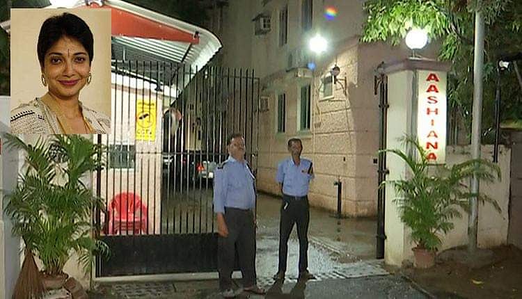 மதுவந்தி வீட்டுக்கு சீல் வைத்த அதிகாரிகள் : கடனை கட்டாமல் இழுத்தடித்தாரா? - நடந்தது என்ன?