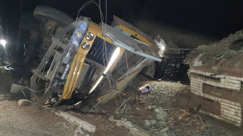 நள்ளிரவில் தாறுமாறாக ஓடி குடிசை வீட்டிற்குள் புகுந்த லாரி.. ஒரே குடும்பத்தை சேர்ந்த 4 பேர் பரிதாப பலி!