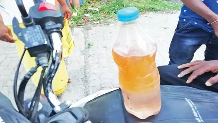 தண்ணீர் கலந்து பெட்ரோல் விற்பனை.. அதிர்ச்சியடைந்த வாகன ஓட்டிகள்: நடந்தது என்ன?