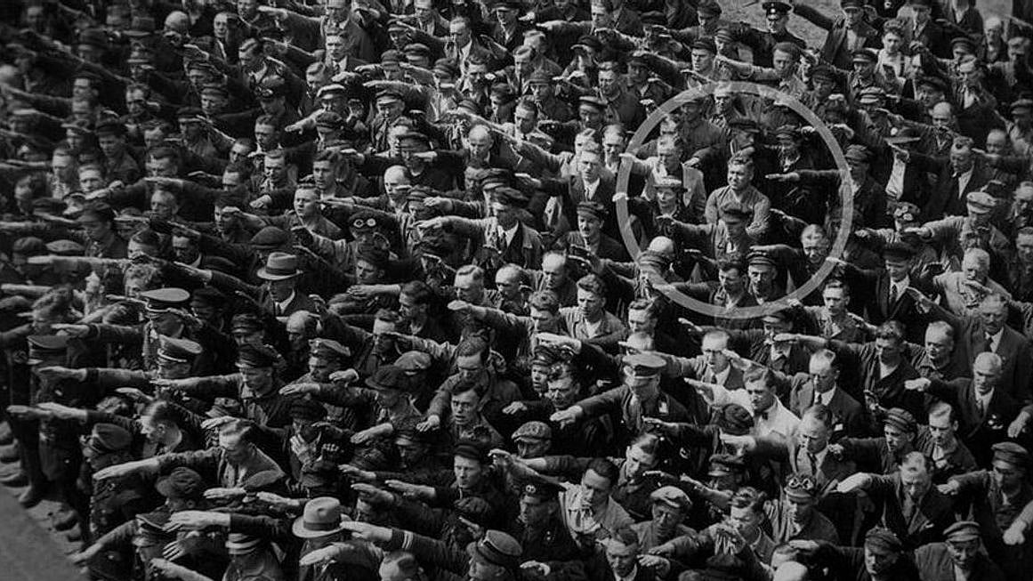 ஹிட்லரை அவமதித்த இவர் யார்..? உலகப் புகழ்பெற்ற இந்தப் புகைப்படத்தின் பின்னணி தெரியுமா?