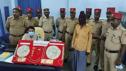 பகல் முழுவதும் குடி.. இரவில் பேருந்தில் சென்று திருடும் விநோத கொள்ளையன் : போலிஸில் சிக்கியது எப்படி?