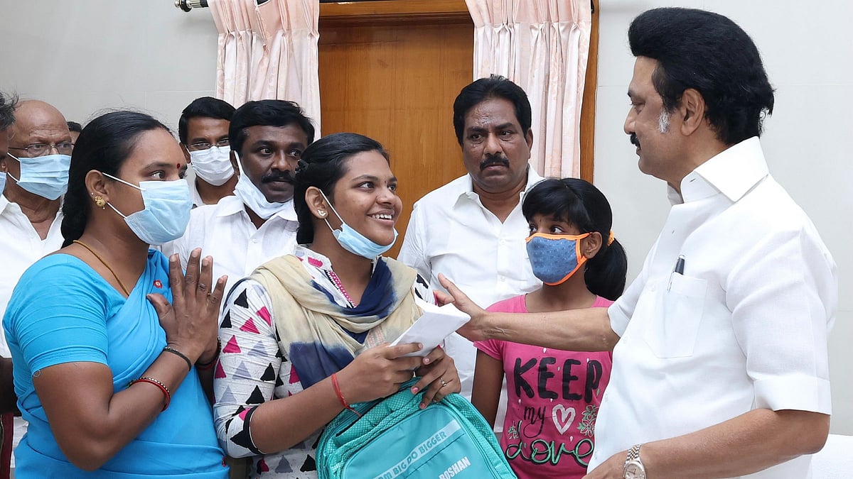 “உங்களால வர முடியலைனா என்ன.. நானே வர்றேன்” : கார் அனுப்பி வரவழைத்து மதுரை மாணவியை வாழ்த்திய முதலமைச்சர்!