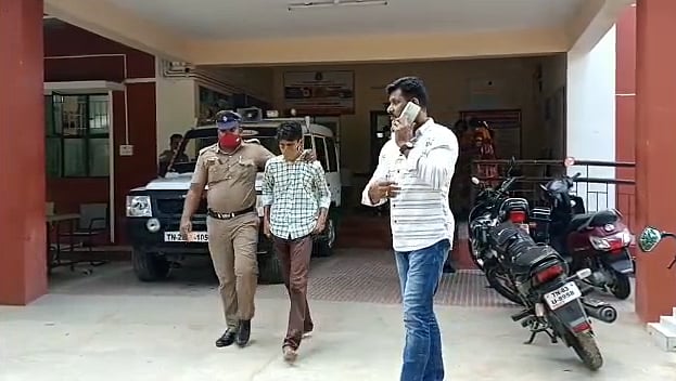 “பள்ளிக்கு சென்ற சிறுமியை கடத்தி சென்று திருமணம் செய்த இளைஞர்” : போக்சோ சட்டத்தின் கீழ் சிறையில் அடைப்பு!