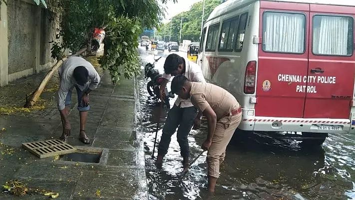 “வடிகால் அடைப்பை அகற்றி மழைநீரை வடிய செய்த காவலர்கள்” - போலிஸாரின் உடனடி நடவடிக்கைக்கு குவியும் பாராட்டு!