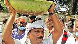 போட்டோவுக்கு போஸ் கொடுப்பவர்கள் மத்தியில், களத்தில் இறங்கி தூய்மை பணியில் ஈடுபட்ட தி.மு.க அமைச்சர்!