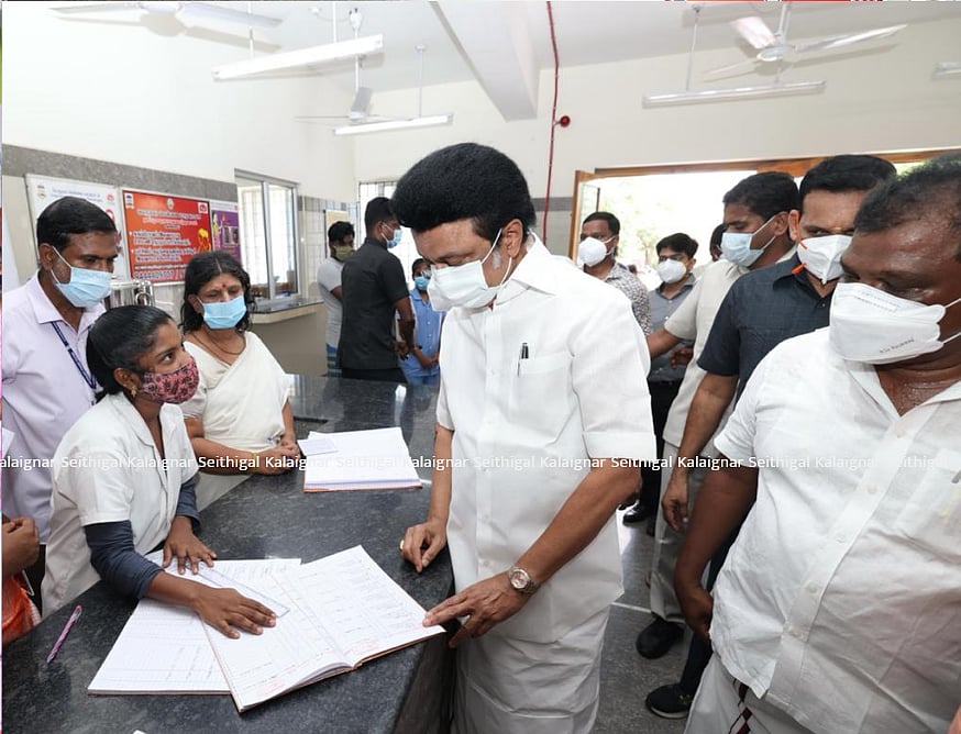 “பேருந்துகள் சரியான நேரத்தில் வருகிறதா; போதுமான வசதி உள்ளதா?” : பேருந்தில் ஏறி முதல்வர் ஆய்வு! (album)