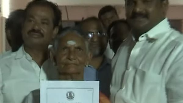 "எதிர்த்தவர்கள் டெபாசிட் காலி".. 1,000 வாக்குகள் வித்தியாசத்தில் வெற்றி பெற்ற 90 வயது மூதாட்டி!