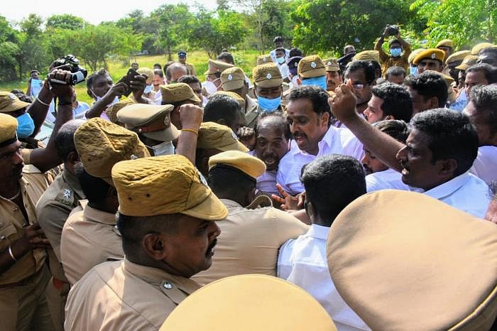 கரூரில் தேர்தல் அதிகாரிக்கு கொலை மிரட்டல்: விரைவில் கைதாகிறார் எம்.ஆர்.விஜயபாஸ்கர்?