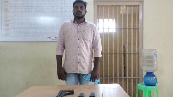 துப்பாக்கி காட்டி வழிபறியில் ஈடுபட்ட ரவுடி... சுற்றிவளைத்துப் பிடித்த போலிஸ்: நடந்தது என்ன?