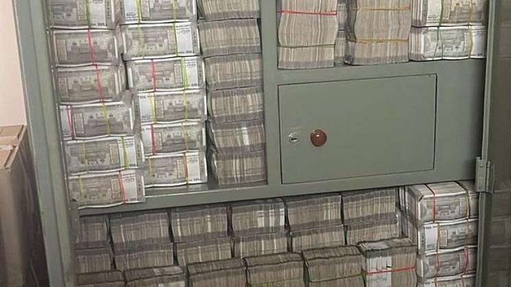 16 லாக்கர்களில் கத்தை கத்தையாக பணம்.. IT ரெய்டில் சிக்கிய ரூ.142 கோடி ரூபாய் ரொக்கம், ரகசிய பென்டிரைவ்!