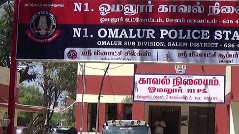 சிறுநீர் கழித்த இளைஞர் கழுத்து நெரித்து கொலை.. தாய், மகனை கைது செய்த போலிஸ்: நடந்தது என்ன?