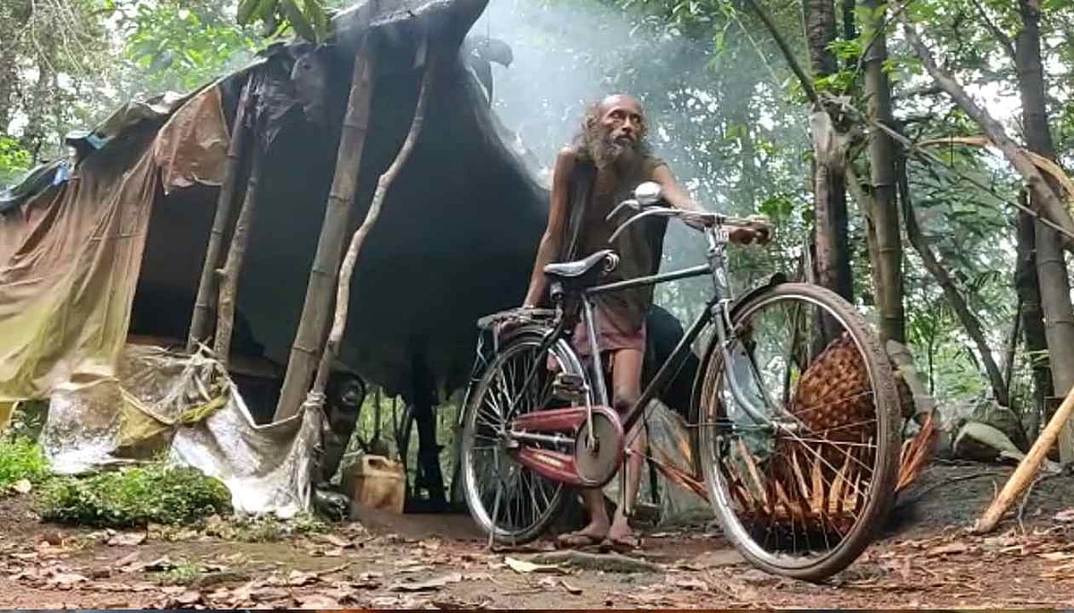 அம்பாசிடர் காரே வீடு... 17 வருடங்களாக காட்டில் வசித்து வரும் தனி ஒருவன் : நடந்தது என்ன?