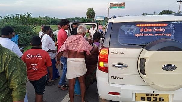 சாலையில் அடிபட்டுக் கிடந்த பெண்மணி.. தனது காரில் ஏற்றி மருத்துவமனைக்கு அனுப்பிவிட்டு காத்திருந்த MLA !