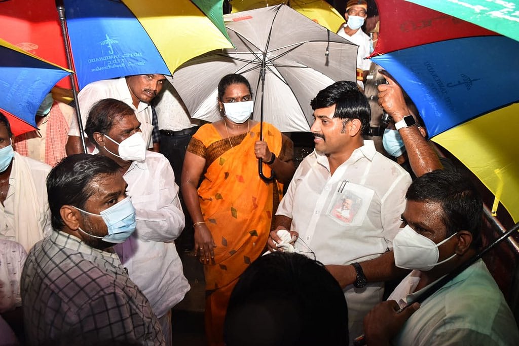 கொட்டும் மழையில் பரிசலில் சென்று ஆய்வு.. சுற்றுலாத்துறை மேம்படுத்தப்படும் என அமைச்சர் மதிவேந்தன் உறுதி!