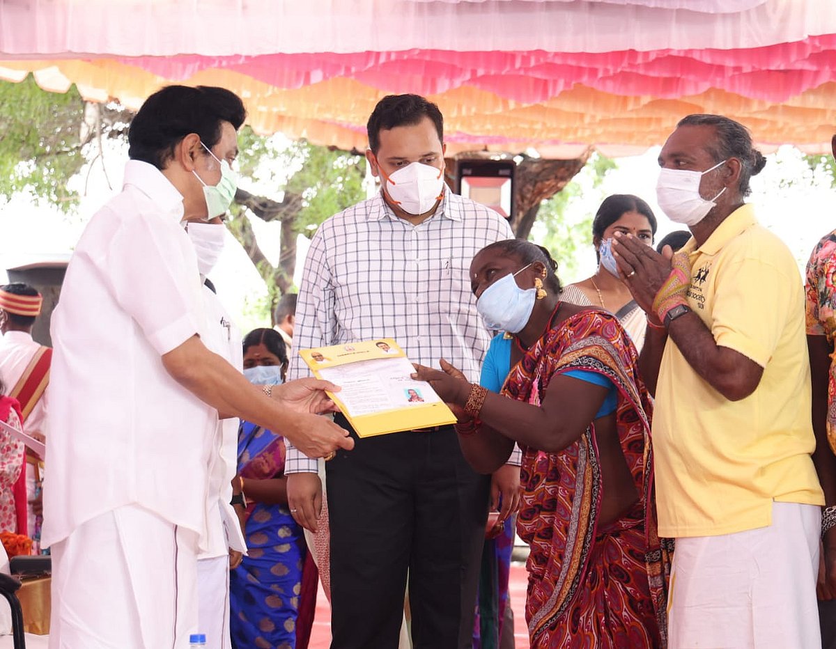 நிஜத்தில் ஒரு ’ஜெய்பீம்’ : நரிக்குறவ மக்களின் பரிதவிப்பை போக்கிய முதலமைச்சர் மு.க.ஸ்டாலின்! (Album)