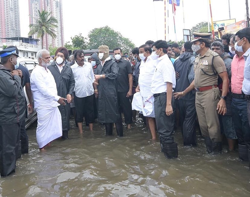 ஆட்சி அதிகாரம் இருந்தாலும் இல்லாவிட்டாலும் ஒரு தலைவனுக்கு உதாரணம் இவர்: சென்னை மழையில் முதல்வர் (ALBUM)