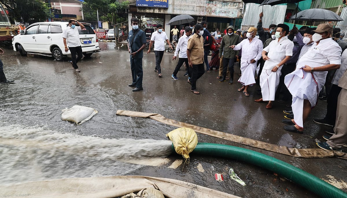 கொட்டும் மழையில் வேட்டியை மடித்துக்கட்டி ஆய்வில் இறங்கிய முதலமைச்சர் மு.க.ஸ்டாலின்! #Album