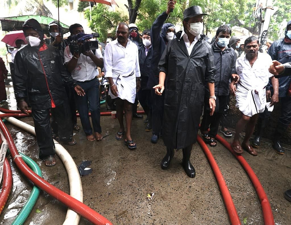 மழைக் காலத்தில் மக்களுக்கு குடையாக மாறிய முதல்வர்... நனைந்தபடி சுற்றிச் சுழன்று ஆய்வு! #Album