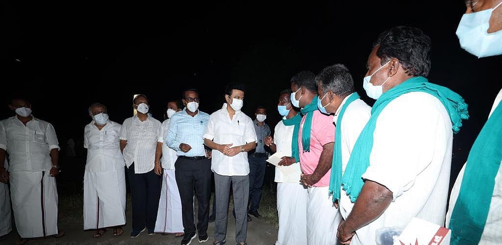 இரவு வரை மழை பாதிப்பை பார்வையிட்டு விவசாயிகளை சந்தித்த முதலமைச்சர்.. உரிய நிவாரணம் வழங்கப்படும் என உறுதி!