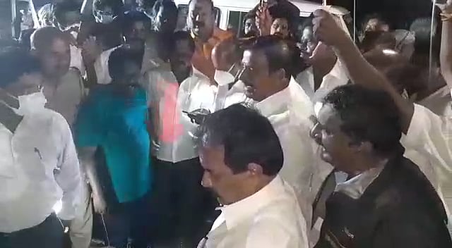 உடைந்த கரையை மணல் மூட்டை அடுக்கி உடனே சீரமைப்பு.. நள்ளிரவு கொட்டும் மழையில் அமைச்சர் கே.என்.நேரு ஆய்வு!