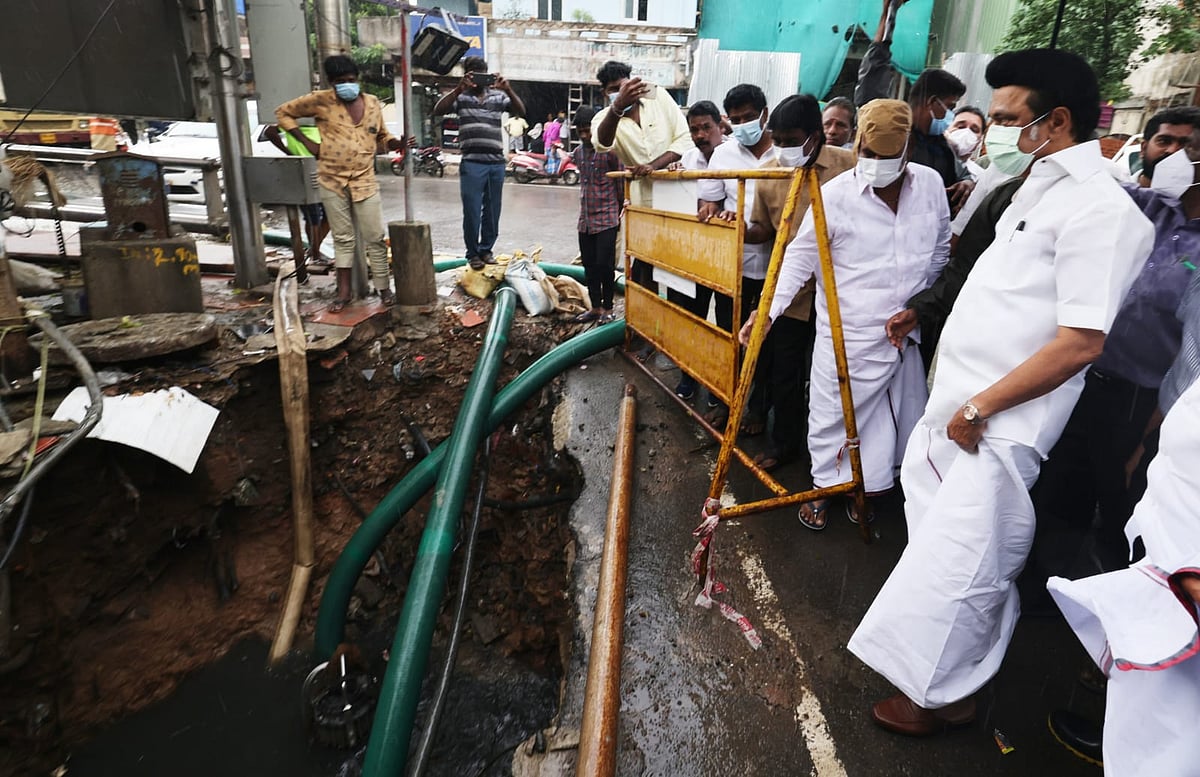 கொட்டும் மழையில் வேட்டியை மடித்துக்கட்டி ஆய்வில் இறங்கிய முதலமைச்சர் மு.க.ஸ்டாலின்! #Album