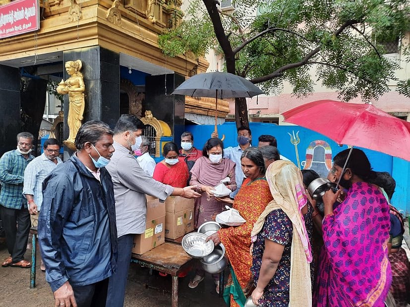 மழையால் பாதிக்கப்பட்ட சென்னை மக்கள்.. 3வது நாளாக தொடர்ந்து நிவாரண பொருட்களை வழங்கிய முதலமைச்சரின் சகோதரி!