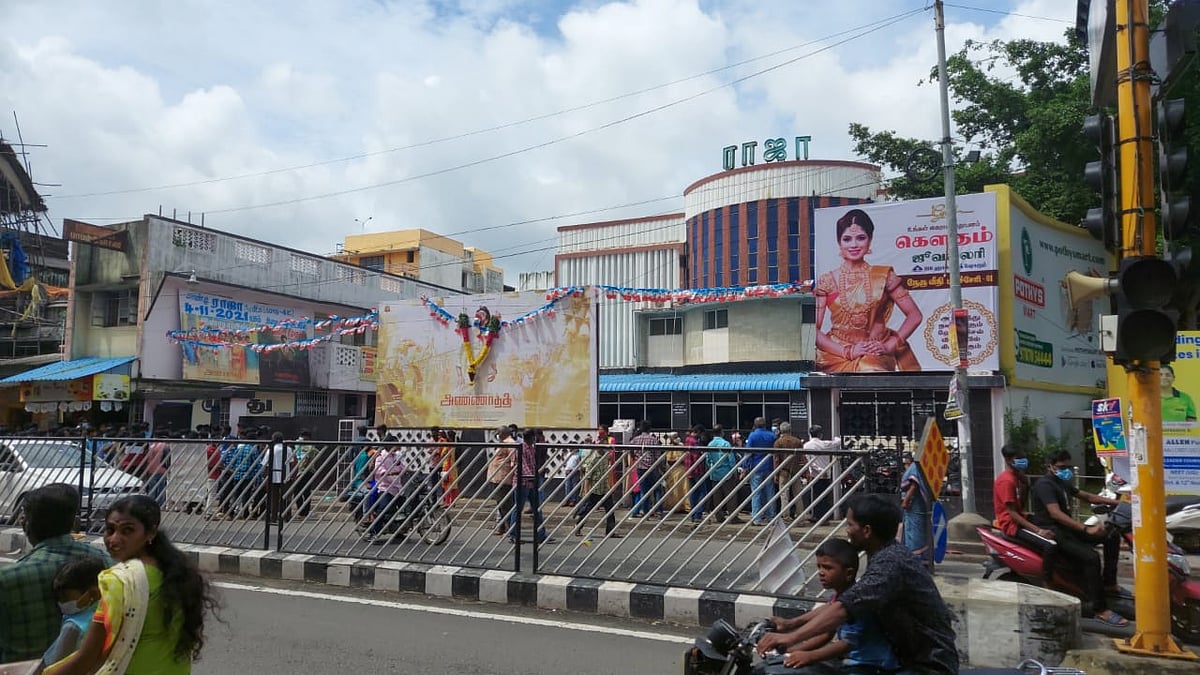 ’அண்ணாத்த’ திரையிடப்பட்ட தியேட்டரில் பரபரப்பு; ஃபால் சீலிங் விழுந்ததால் அலறியடித்து ஓடிய ரசிகர்கள்!
