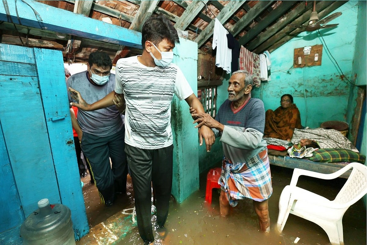 மழைநீரில் இறங்கி  நேரில் ஆய்வு.. முதல்வரைத் தொடர்ந்து களத்தில் இறங்கிய உதயநிதி ஸ்டாலின்! (album)