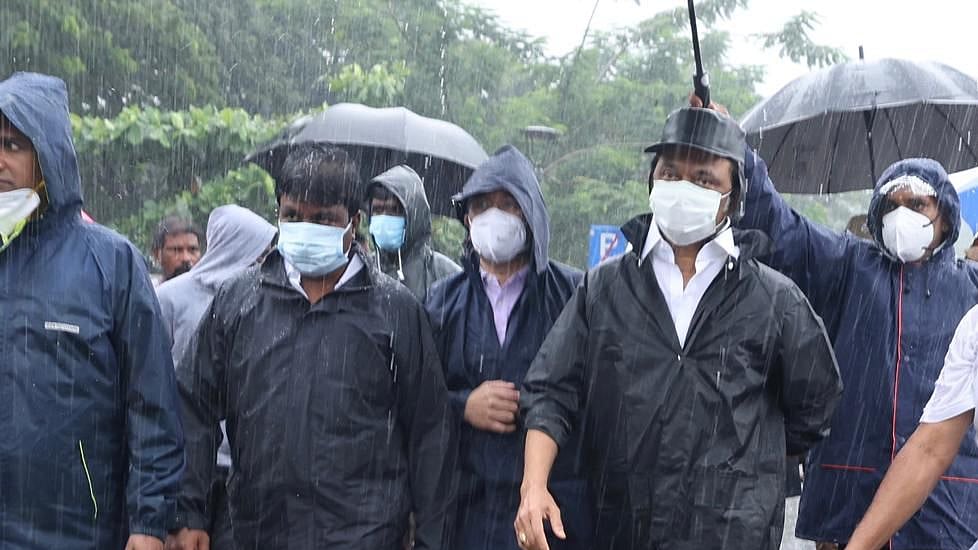 மழைக் காலத்தில் மக்களுக்கு குடையாக மாறிய முதல்வர்... நனைந்தபடி சுற்றிச் சுழன்று ஆய்வு! #Album