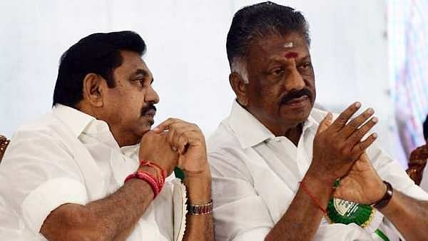 கோஷ்டி பூசலால் பறிபோன ‘இரட்டை இலை’ : அதிமுக வேட்பாளர்களுக்கு சுயேட்சை சின்னத்தை ஒதுக்கிய தேர்தல் அலுவலர்!