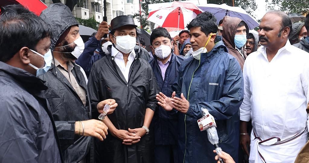 மழைக் காலத்தில் மக்களுக்கு குடையாக மாறிய முதல்வர்... நனைந்தபடி சுற்றிச் சுழன்று ஆய்வு! #Album