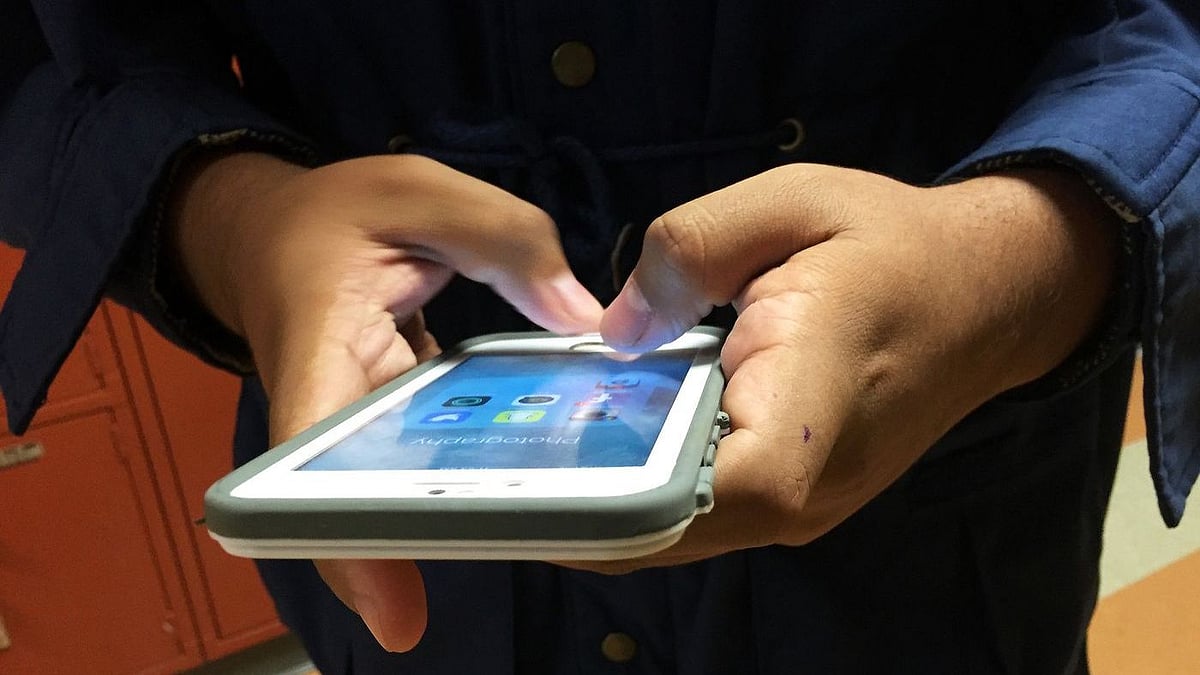 எப்ப பார்த்தாலும் செல்போன் தானா.. பெற்றோர் கண்டித்ததால் வேதனை - விபரீத முடிவெடுத்த கல்லூரி மாணவர்!