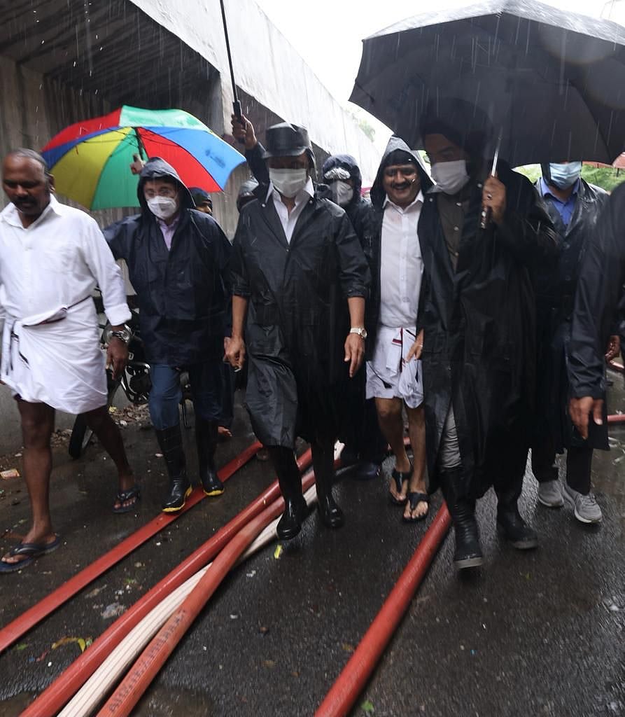 மழைக் காலத்தில் மக்களுக்கு குடையாக மாறிய முதல்வர்... நனைந்தபடி சுற்றிச் சுழன்று ஆய்வு! #Album