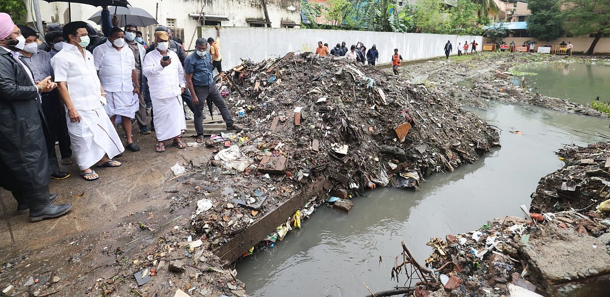 கொட்டும் மழையில் வேட்டியை மடித்துக்கட்டி ஆய்வில் இறங்கிய முதலமைச்சர் மு.க.ஸ்டாலின்! #Album