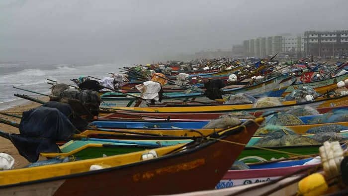 சென்னை மக்களே உஷார்... நாளை அதிகாலையில் கரையை கடக்கும் காற்றழுத்த தாழ்வுப்பகுதி.. மிக கனமழைக்கு வாய்ப்பு!