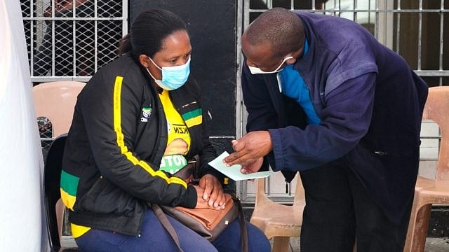 புதிதாக கண்டறியப்பட்ட B.1.1529 கொரோனா.. 32 வகைகளில் உருமாறும் : கதிகலங்கி நிற்கும் ஐரோப்பிய நாடுகள்!