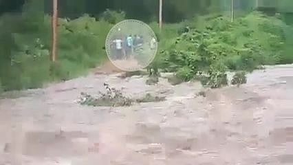 பெரியாற்றில் திடீர் வெள்ளப்பெருக்கு.. வெள்ளத்தில் சிக்கிய 60 பேர் மீட்பு - தீயணைப்பு வீரர்கள் துணிகரம்!